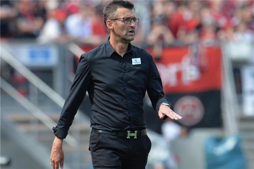Nürnberg sucht noch Mittelfeldspieler und Stürmer Nürnbergs Cheftrainer Michael Köllner. Foto: Daniel Karmann