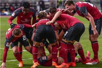 Nürnbergs Hanno Behrens (unten) wird von seinem Team für seinen 2:0 Treffer gefeiert. Foto: Nicolas Armer
