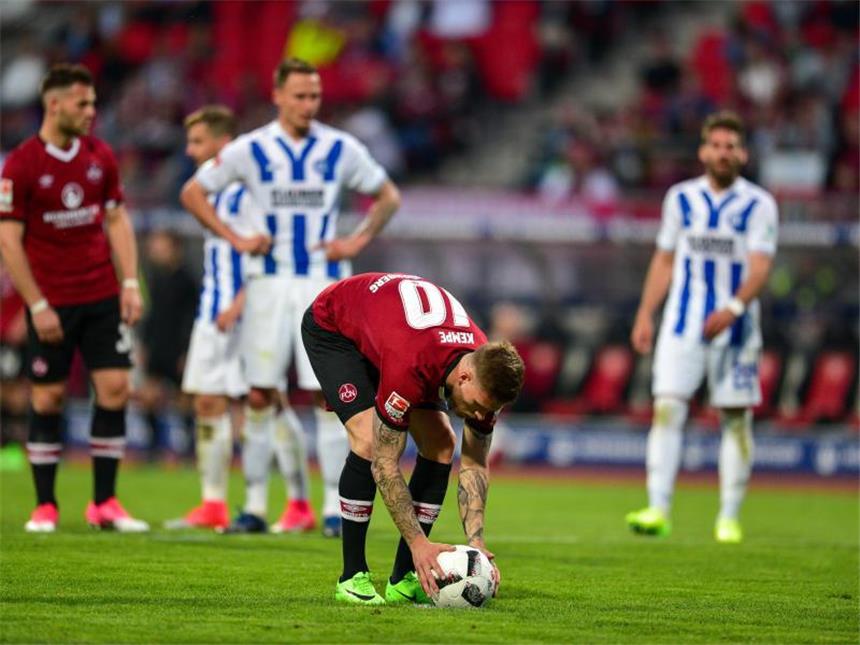 Nürnbergs Tobias Kempe legt sich den Ball zu seinem ersten Elfmeter zurecht und verwandelt dann zum 1:1-Ausgleich. Foto: Nicolas Armer