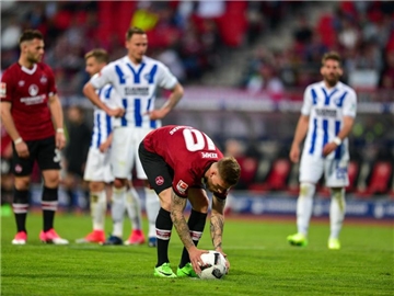 Nürnbergs Tobias Kempe legt sich den Ball zu seinem ersten Elfmeter zurecht und verwandelt dann zum 1:1-Ausgleich. Foto: Nicolas Armer