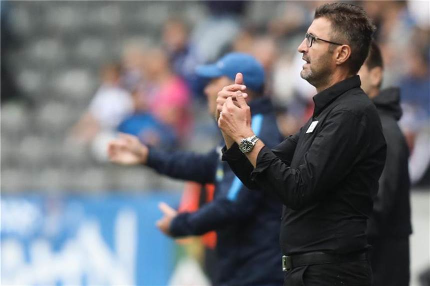 Nürnbergs Trainer Michael Köllner regt sich über den Videobeweis auf. Foto: Jörg Carstensen