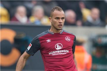 Nürnbergs Verteidiger Ewerton musste im Spiel gegen Halle ausgewechselt werden. Foto: Sebastian Kahnert