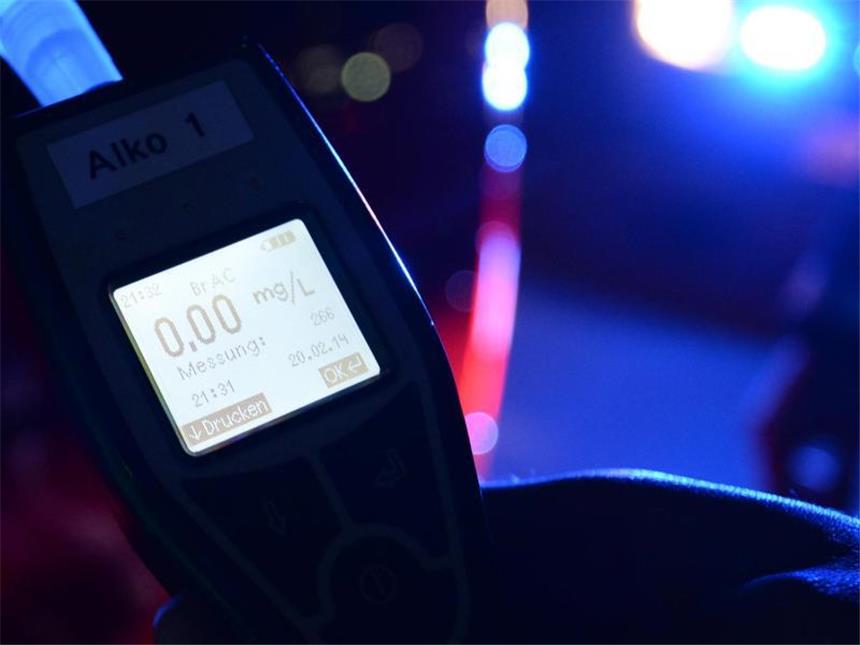 Verkehrsgerichtstag will Promille-Grenze für Radfahrer senken Null Promille: Dieses Alkotest-Ergebnis wäre der Polizei am liebsten. Foto: Patrick Seeger/Archiv
