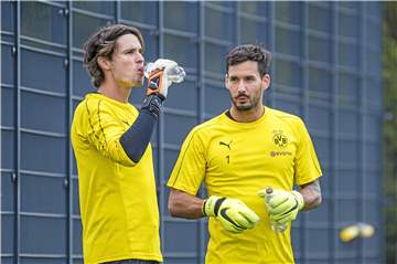 Nummer zwei und Nummer eins: Marwin Hitz (l.) muss Roman Bürki im BVB-Tor den Vortritt lassen.
