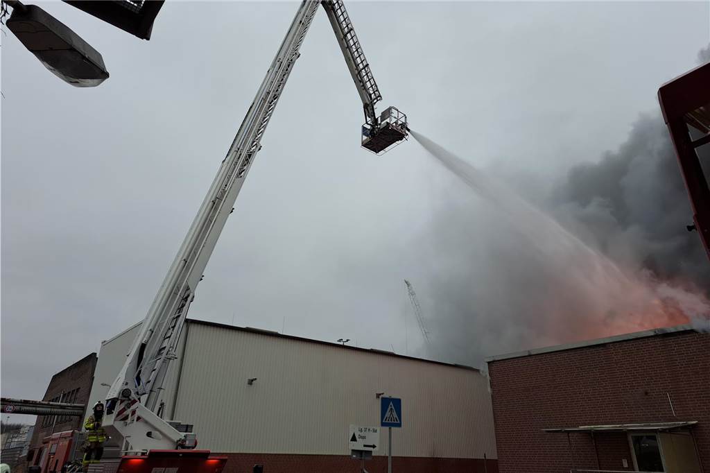 Großbrand auf AV 3/7: Bürogebäude brennt Nun greift die Feuerwehr den Brand auch von oben an und setzt einen Kran ein.