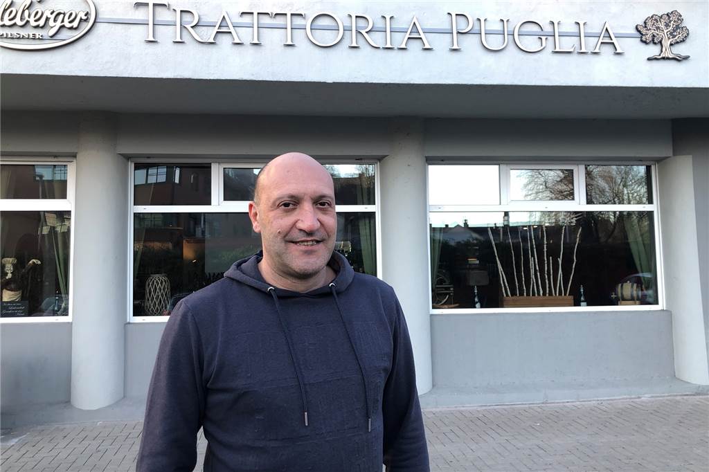 Kosten für Gastronomen steigen: Trattoria Puglia hat zweiten Schließtag Nunzio Marcucci vor seiner Trattoria an der Oberen Münsterstraße.