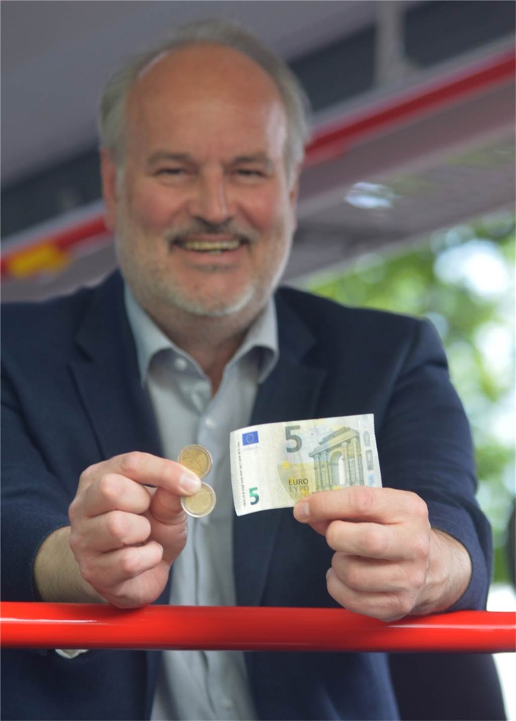 Verkaufsstart für 9-Euro-Ticket: Das müssen VKU-Kunden jetzt wissen Nur 9 Euro kostet das Monatsticket für den ÖPNV in ganz Deutschland in den Monaten Juni, Juli und August. VKU-Chef André Pieperjohanns witzelt, dass die Busfahrer genügend 1-Euro-Münzen zum Wechseln im Bus hätten.