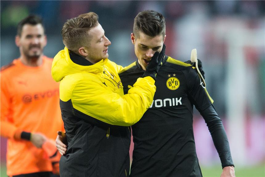 Mehr Alternativen: Dortmund muss jetzt dranbleiben Nur bedingt zufrieden mit dem 1:1 in Leipzig: Marco Reus (l.) und Julian Weigl.