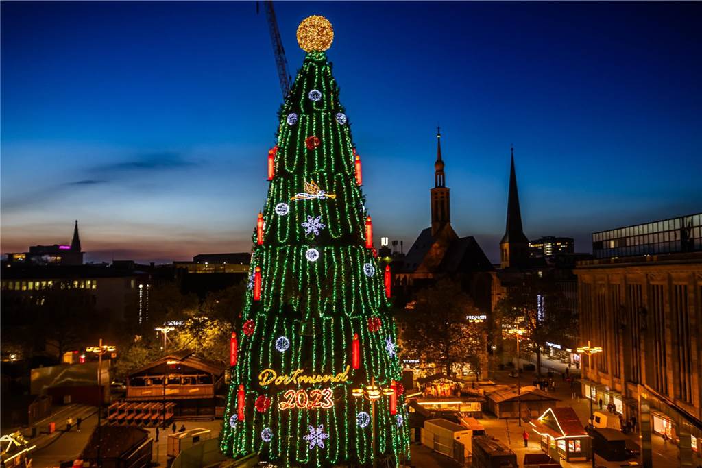 Nur beim Probeleuchten durfte die Kugel auf dem Riesen-Weihnachtsbaum schon strahlen. Bald verschwindet sie wieder.