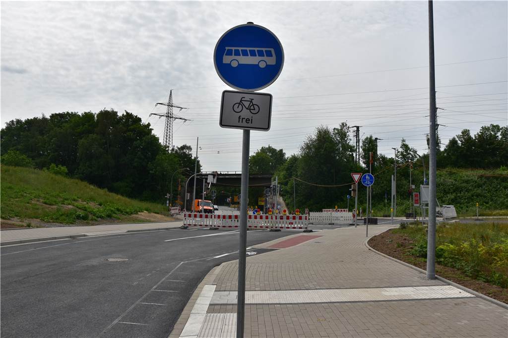 Fast 60 Anwohner versammeln sich gegen Umbau der Rüschebrinkstraße Nur Bussen und Fahrradfahrern ist der direkte Weg auf die Sinterstraße erlaubt. Die Anwohner dürfen das kurze Teilstück nicht nutzen.