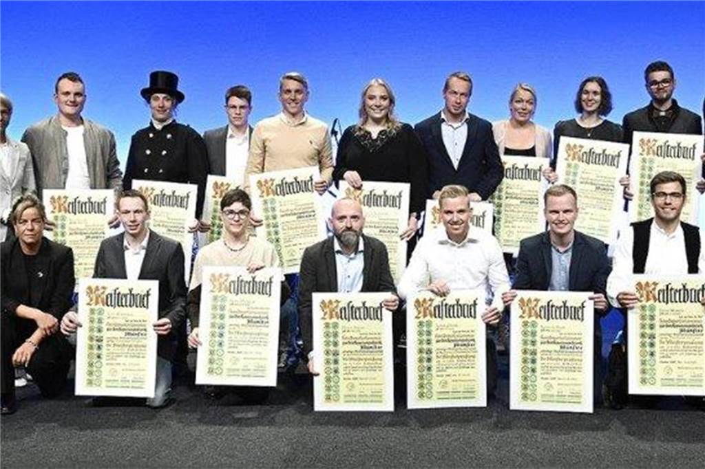 John Mulder wird bester Meister unter den Fahrzeugbaumechanikern Nur die besten aus jedem Gewerk wurden auf der Bühne bei der Meisterfeier in Münster geehrt. Darunter auch John Mulder.