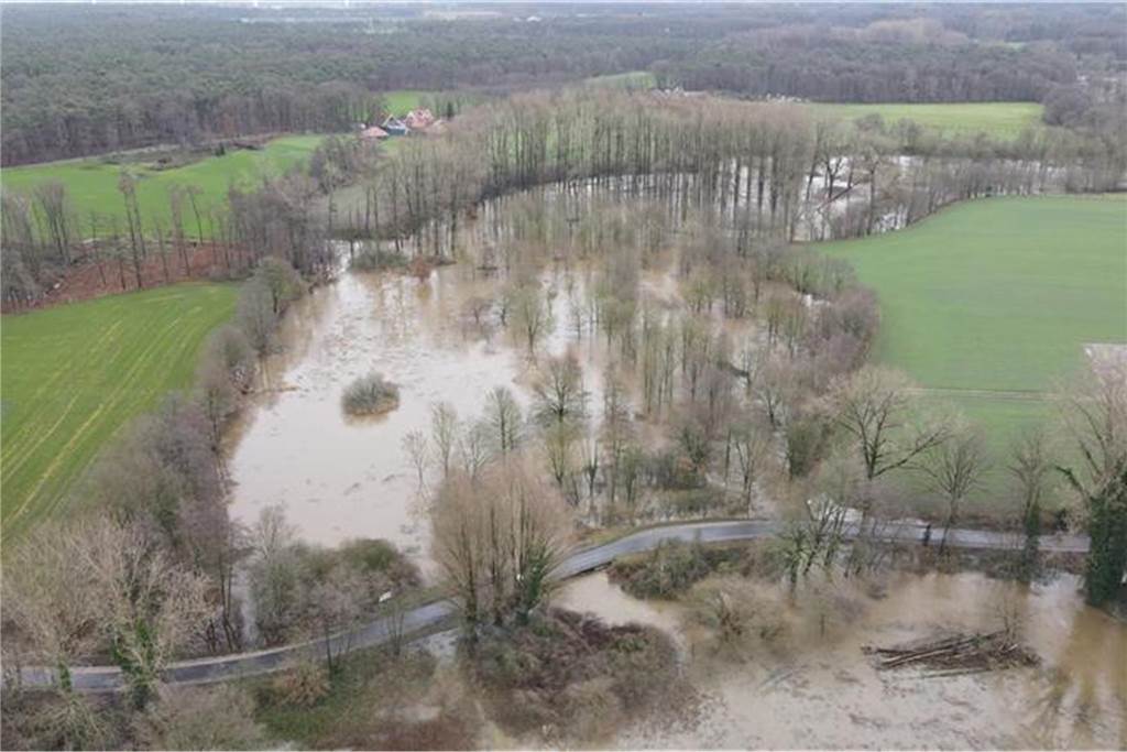 Nur die Straße blieb so gerade vom ansteigenden Wasserpegel verschont.