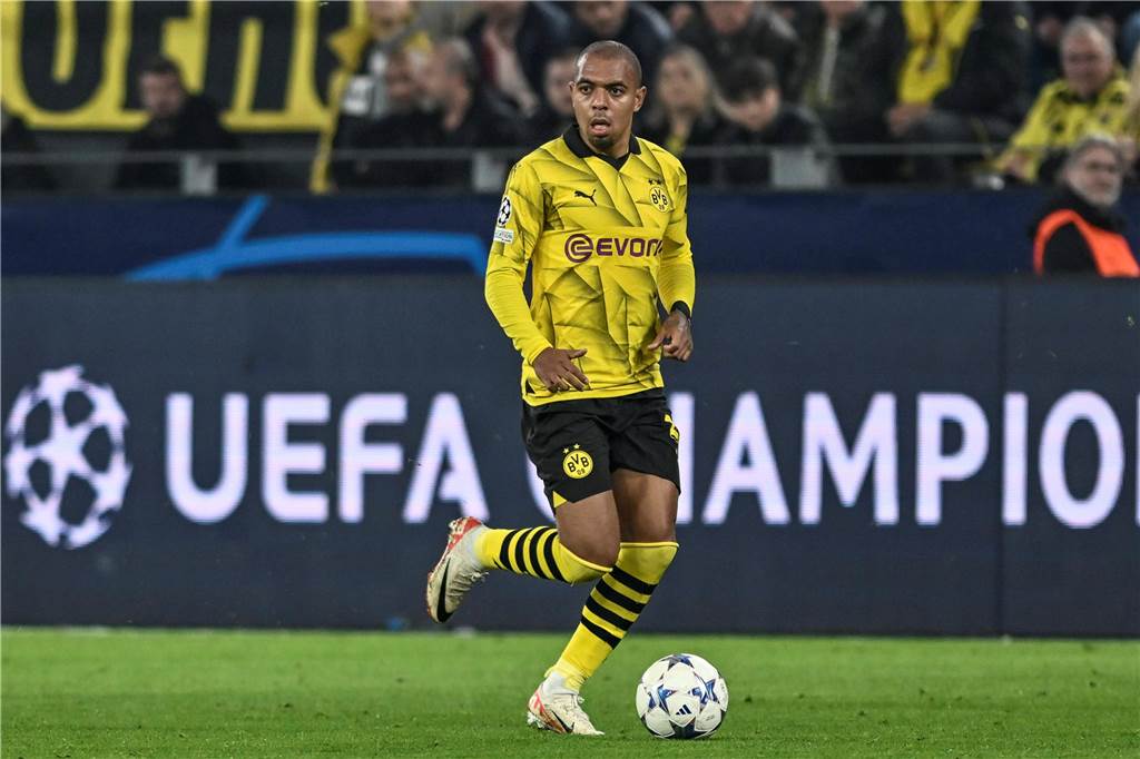BVB-Torflaute in der Champions League: Terzic begibt sich auf Ursachenforschung Donyell Malen läuft mit dem Ball.