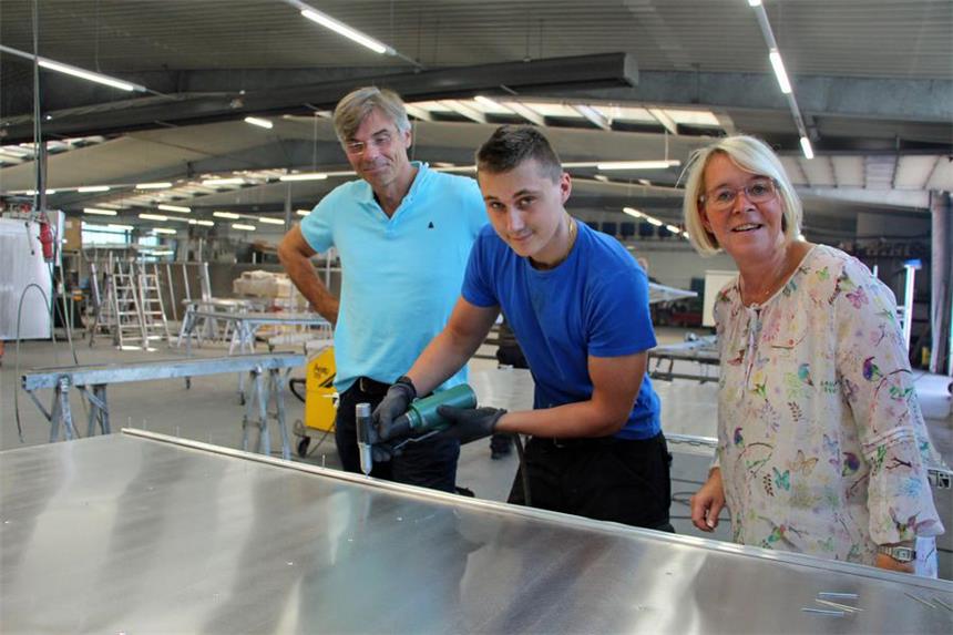 Werner Handwerksfirmen suchen verzweifelt Azubis Nur durch Kontakte hat Alf-Chefin und MIT-Vorsitzende Uta Leisentritt in diesem Jahr Kevin Mädche (17) aus Hamm als Azubi einstellen können. Auch Ulf Klaverkamp (l.), 2. Vorsitzender der Mittelstandsvereinigung Werne, klagt in seinem Fliesenbetrieb über den Nachwuchs-Mangel.