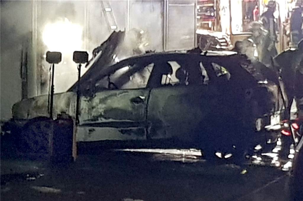 Flammen in Garagenhof: Polizei stellt Fahrzeugwrack sicher Nur ein ausgebranntes Wrack blieb von dem Seat Ibiza auf dem Garagenhof.