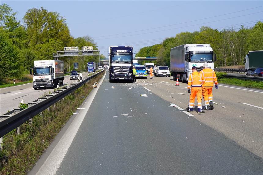 Unfall auf der A2: Laster krachen ineinander und verursachen langen Stau Nur ein Fahrstreifen von drei war noch befahrbar nach einem Unfall auf der A2 bei Castrop-Rauxel / Dortmund. Zwei Lastwagen waren hier am Mittwochvormittag kollidiert.