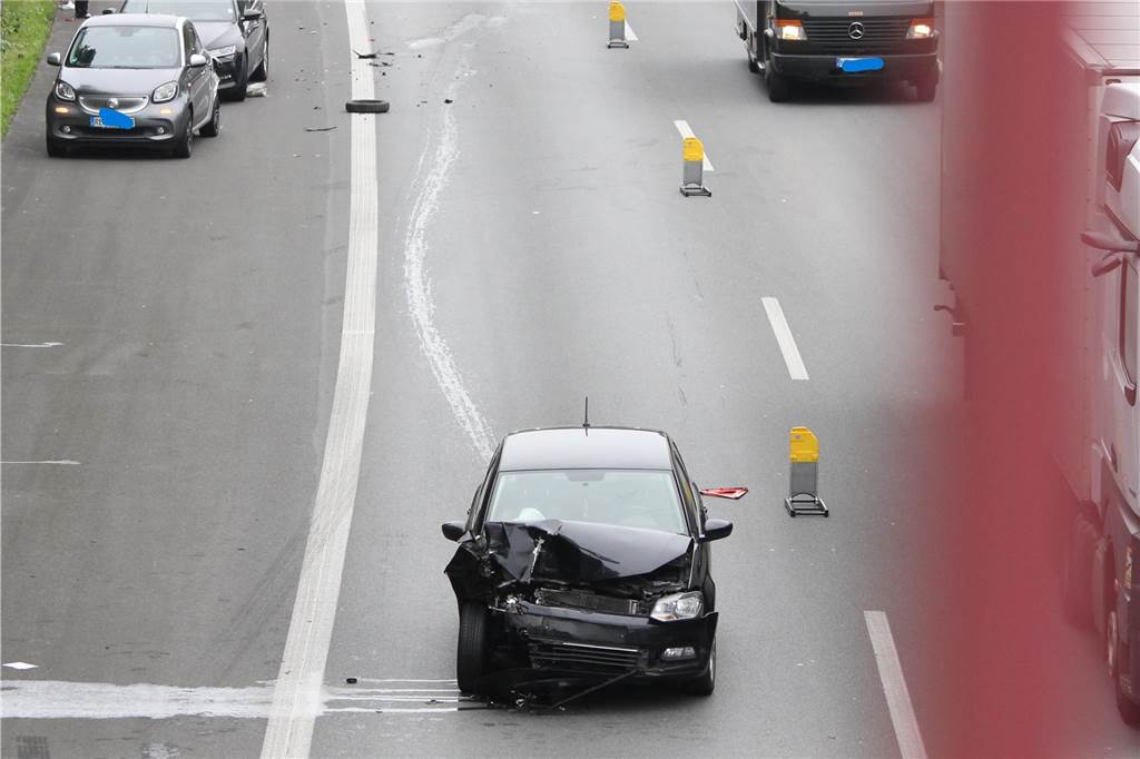 Nur ein Fahrstreifen war am Freitagmorgen frei auf der A42 von Castrop-Rauxel in Richtung Autobahnkreuz Castrop-Rauxel-Ost. Die nachfolgenden Autos bildeten eine Rettungsgasse.