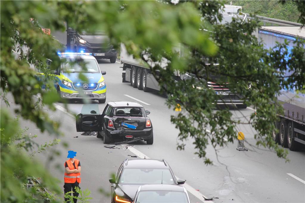 Nur ein Fahrstreifen war am Freitagmorgen frei auf der A42 von Castrop-Rauxel in Richtung Autobahnkreuz Castrop-Rauxel-Ost. Die nachfolgenden Autos bildeten eine Rettungsgasse.