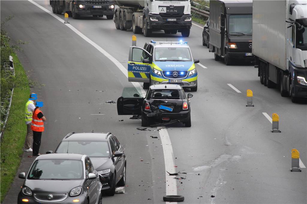 Nur ein Fahrstreifen war am Freitagmorgen frei auf der A42 von Castrop-Rauxel in Richtung Autobahnkreuz Castrop-Rauxel-Ost. Die nachfolgenden Autos bildeten eine Rettungsgasse.