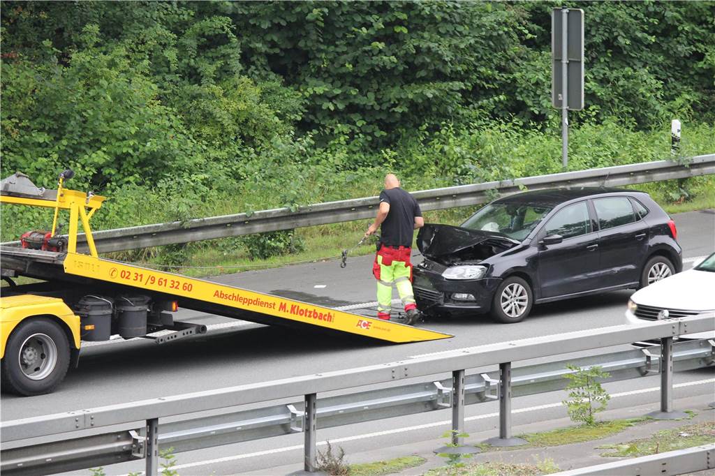 Nur ein Fahrstreifen war am Freitagmorgen frei auf der A42 von Castrop-Rauxel in Richtung Autobahnkreuz Castrop-Rauxel-Ost. Die nachfolgenden Autos bildeten eine Rettungsgasse.