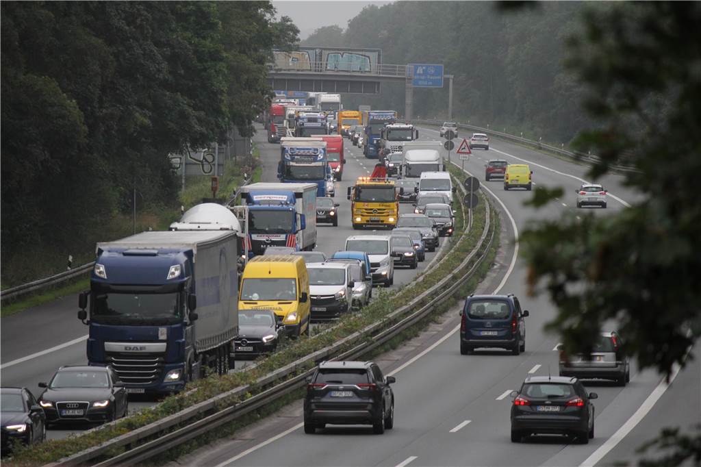 Nur ein Fahrstreifen war am Freitagmorgen frei auf der A42 von Castrop-Rauxel in Richtung Autobahnkreuz Castrop-Rauxel-Ost. Die nachfolgenden Autos bildeten eine Rettungsgasse.