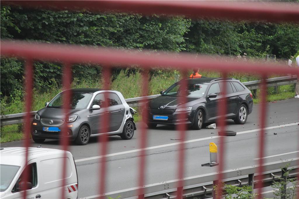 Nur ein Fahrstreifen war am Freitagmorgen frei auf der A42 von Castrop-Rauxel in Richtung Autobahnkreuz Castrop-Rauxel-Ost. Die nachfolgenden Autos bildeten eine Rettungsgasse.