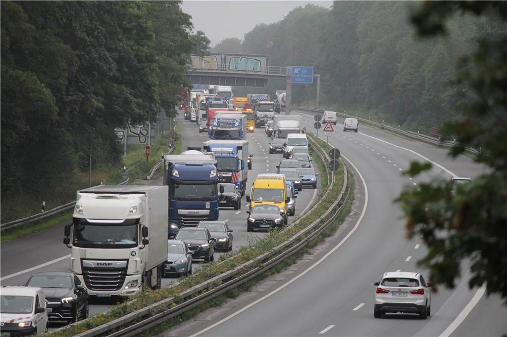 Nur ein Fahrstreifen war am Freitagmorgen frei auf der A42 von Castrop-Rauxel in Richtung Autobahnkreuz Castrop-Rauxel-Ost. Die nachfolgenden Autos bildeten eine Rettungsgasse.