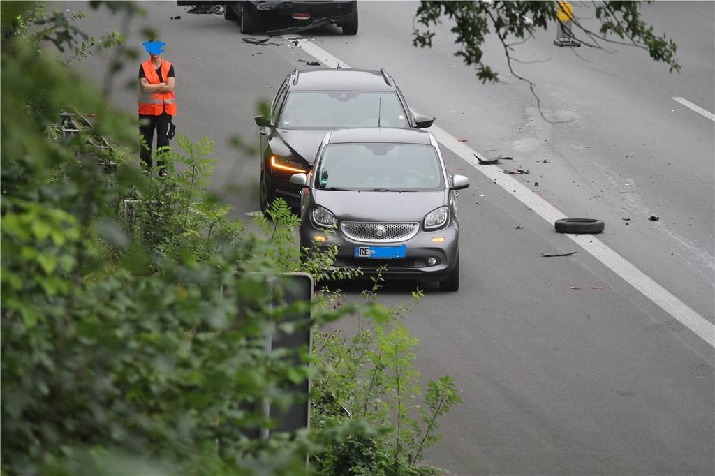Nur ein Fahrstreifen war am Freitagmorgen frei auf der A42 von Castrop-Rauxel in Richtung Autobahnkreuz Castrop-Rauxel-Ost. Die nachfolgenden Autos bildeten eine Rettungsgasse.