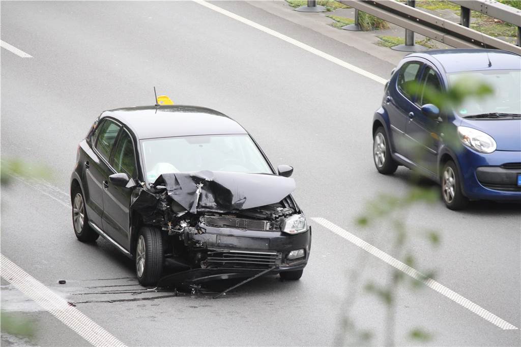 Nur ein Fahrstreifen war am Freitagmorgen frei auf der A42 von Castrop-Rauxel in Richtung Autobahnkreuz Castrop-Rauxel-Ost. Die nachfolgenden Autos bildeten eine Rettungsgasse.