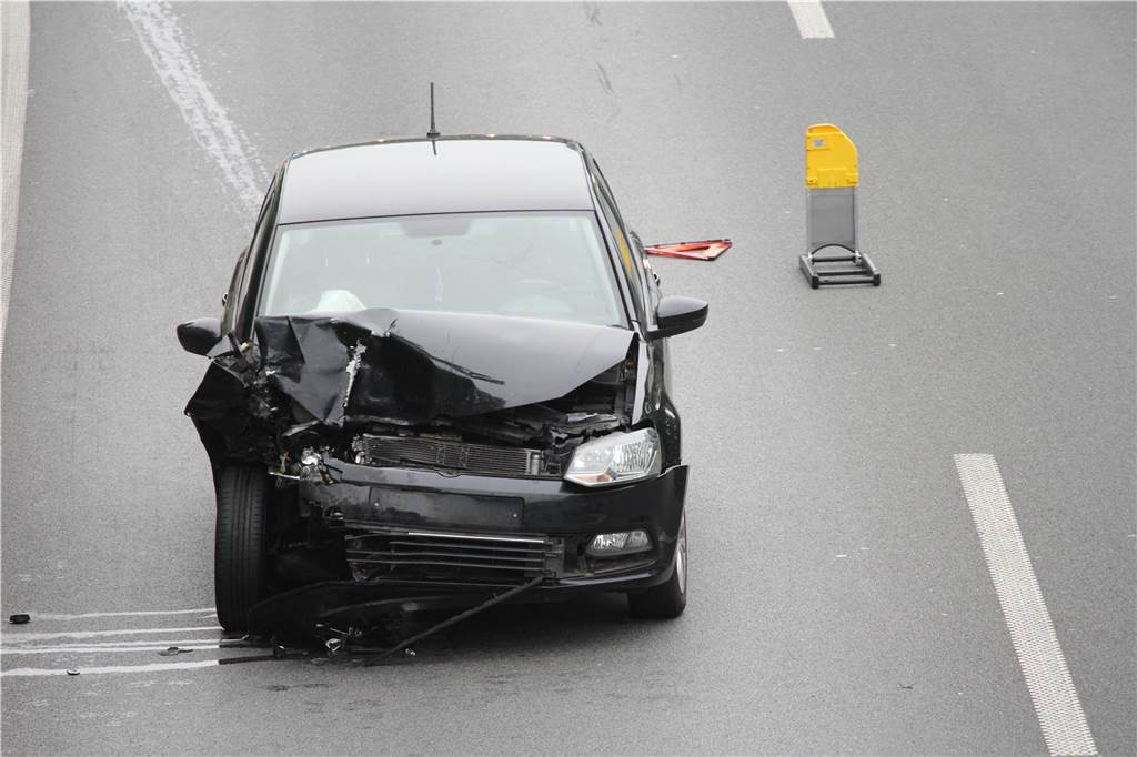 Nur ein Fahrstreifen war am Freitagmorgen frei auf der A42 von Castrop-Rauxel in Richtung Autobahnkreuz Castrop-Rauxel-Ost. Die nachfolgenden Autos bildeten eine Rettungsgasse.