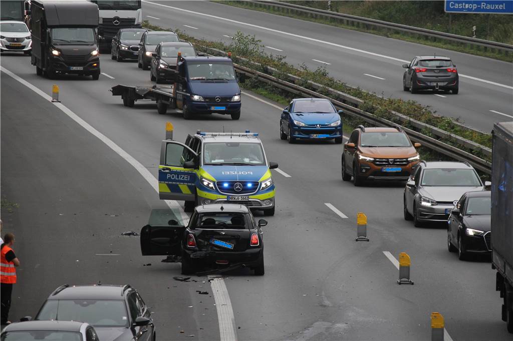 Nur ein Fahrstreifen war am Freitagmorgen frei auf der A42 von Castrop-Rauxel in Richtung Autobahnkreuz Castrop-Rauxel-Ost. Die nachfolgenden Autos bildeten eine Rettungsgasse.