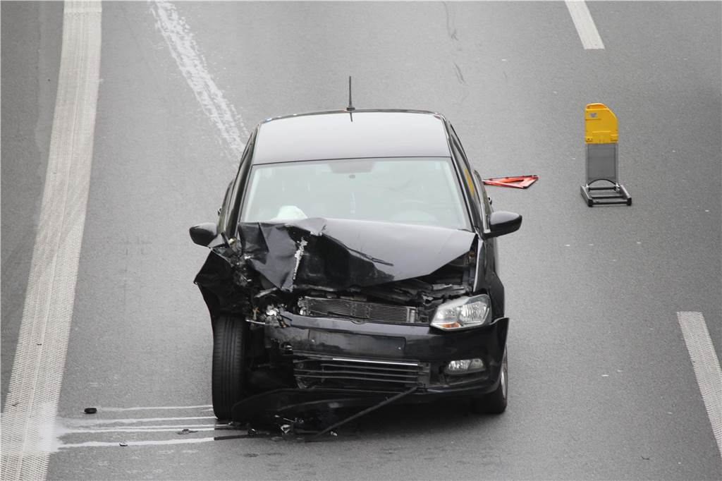 Nur ein Fahrstreifen war am Freitagmorgen frei auf der A42 von Castrop-Rauxel in Richtung Autobahnkreuz Castrop-Rauxel-Ost. Die nachfolgenden Autos bildeten eine Rettungsgasse.