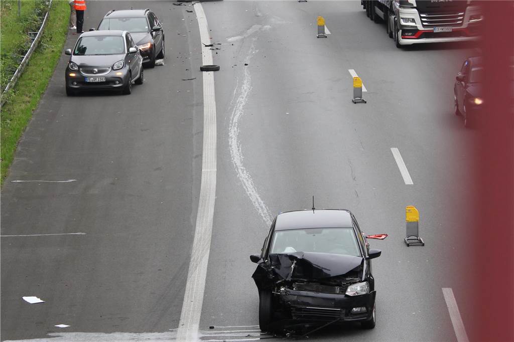 Nur ein Fahrstreifen war am Freitagmorgen frei auf der A42 von Castrop-Rauxel in Richtung Autobahnkreuz Castrop-Rauxel-Ost. Die nachfolgenden Autos bildeten eine Rettungsgasse.