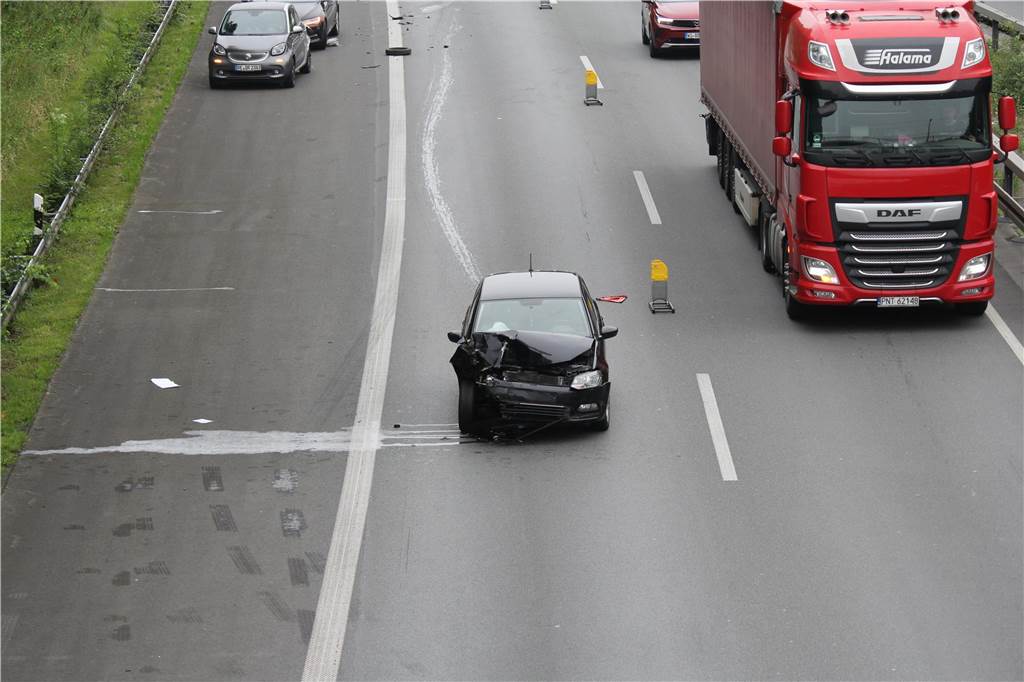 Nur ein Fahrstreifen war am Freitagmorgen frei auf der A42 von Castrop-Rauxel in Richtung Autobahnkreuz Castrop-Rauxel-Ost. Die nachfolgenden Autos bildeten eine Rettungsgasse.