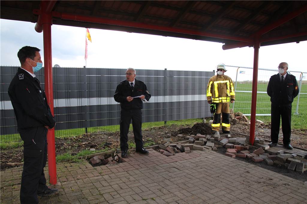 Der erste Spatenstich für ein neues Feuerwehrhaus in Lünen ist getan Nur eine Abordnung der Feuerwehr war zugegen, als der erste Spatenstich für das neue Feuerwehrgerätehaus gesetzt wurde. Der kommissarische Leiter der Lüner Feuerwehr, Stephan Dörnbrack, hofft, dass das Haus das neue Gesicht der Feuerwehr Niederaden wird und viele junge Leute für die Arbeit im Löschzug gewonnen werden können.