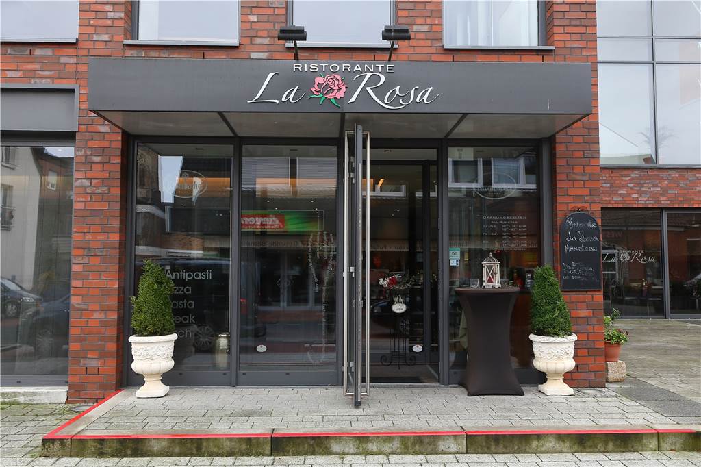 Wunderbar italienische Küche (fast) direkt vor der Haustür Nur eine einzige Stufe gibt es im ganzen Ristorante La Rosa – vor der Tür.