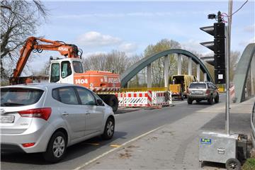 Nur einspurig befahrbar ist die Kanalbrücke der Maassenstraße aufgrund der Bauarbeiten.
