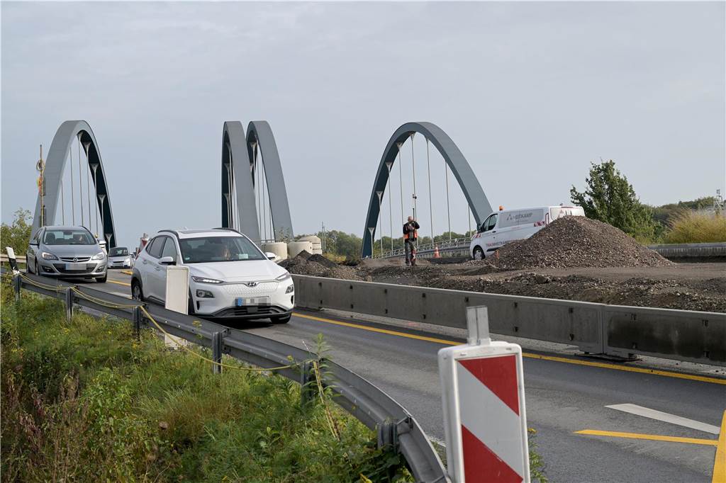 Durch Ampelschaltung im B54-Engpass kaum Zeit vor dem Gegenverkehr Nur einspurig geht's durch den Engpass an der B54.
