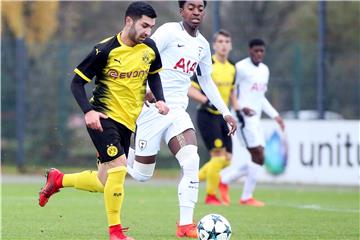 Nur Emre Aydinel (l.) traf für die BVB-U19 gegen Tottenham.