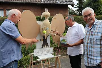 Nur Fachleute dabei : König Christoph Rengshausen, Wolfgang Hülsbusch und Werner Wiedenhorst (v.l.) formten und gestalten den Schützenvogel.