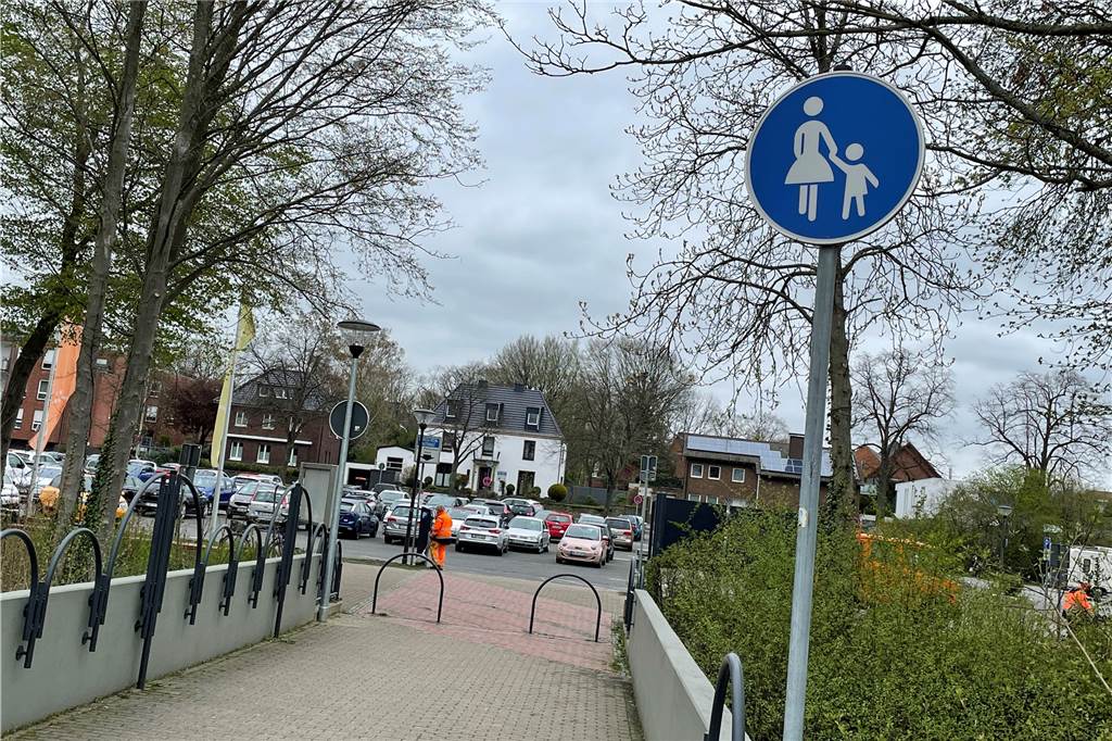 Nur für Fußgänger erlaubt ist die breite Brücke über die Horne zum Solebad Werne.