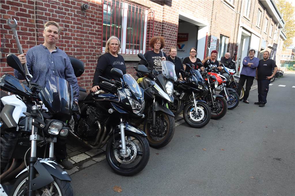„Nur für Ladies on Bike“: Schrauberlehrgang für Frauen „Nur für Ladies on Bike“ lautete das Motto des von Fritz Kunter initiierten Schrauberkurses. Die sechs Teilnehmerinnen nahmen dabei – fast schon routiniert - die Schraubenschlüssen selbst in die Hand.