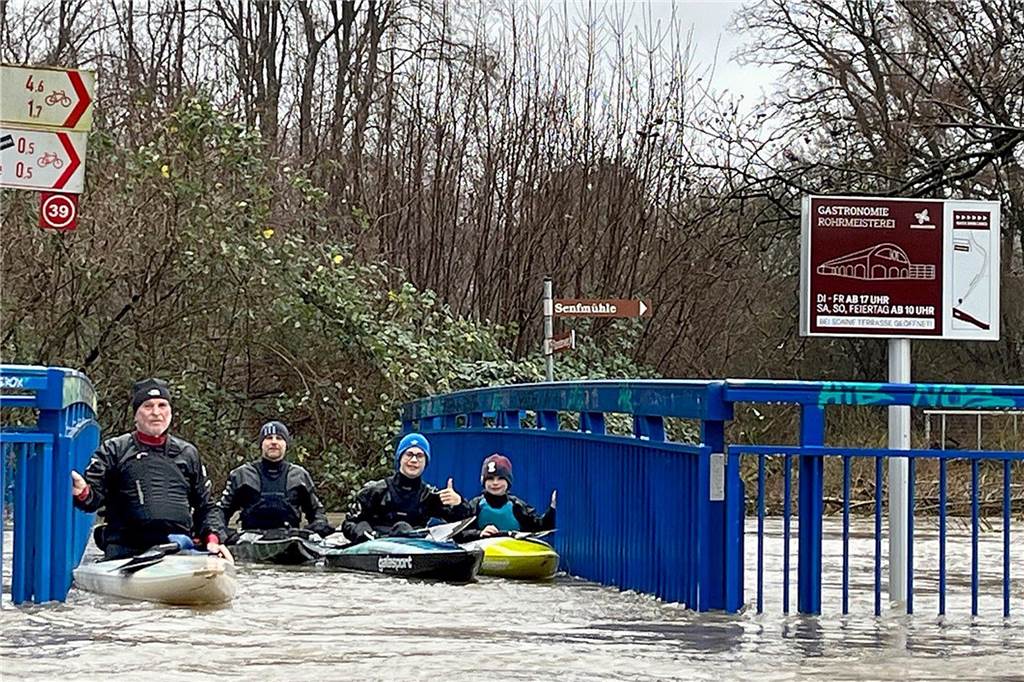Nur für Paddler passierbar war die „Blaue Brücke" über den Mühlenstrang unterhalb des Rohrmeisterei-Plateaus. Der Ruhrtalradweg war unter den Fluten der Ruhr versunken.