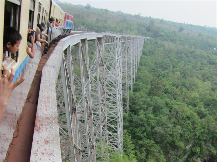 Abseits vom Trampelpfad: Unterwegs in Myanmars Norden Nur für Schwindelfreie: Die Überquerung des Gokteik-Viadukts aus dem Jahr 1900 ist der Höhepunkt der Fahrt von Mandalay ins Shan-Hochland. Foto: Bernd Kubisch