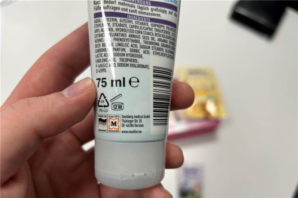 Traditionsbetrieb Duesberg vergrößert sich: Kosmetik für Müller und Co. Nur ganz klein und leicht zu übersehen ist die Dorstener Firmenadresse auf der Tube aufgeführt.