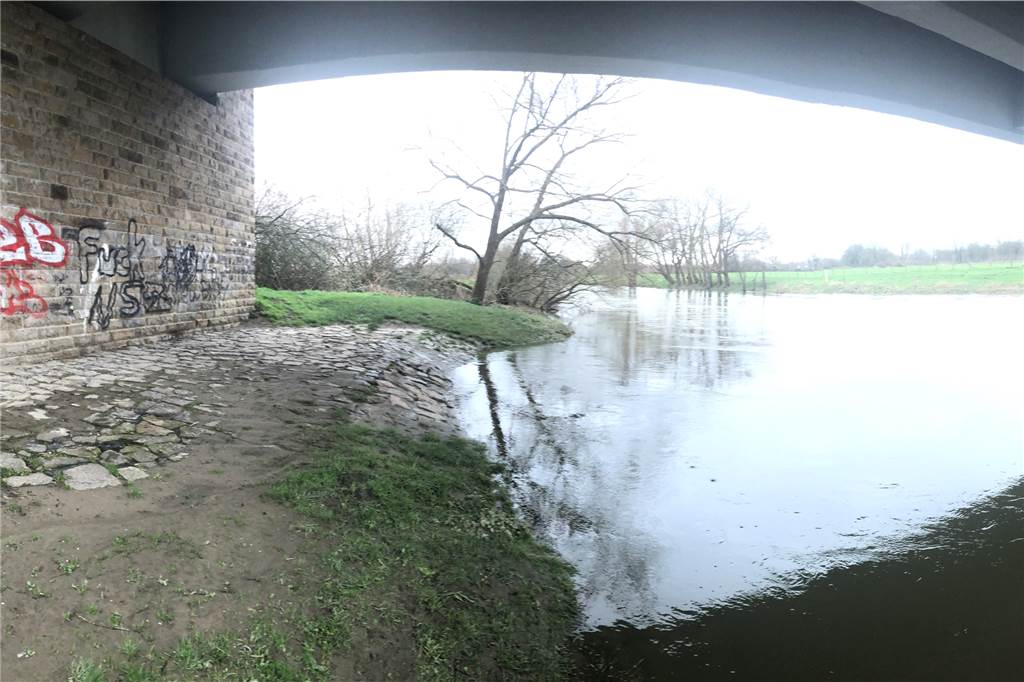 Problematische Kanu-Anlegestelle an der Lippe soll verlegt werden Nur geduldet ist dieser Ein- und Ausstieg für Kanuten unter der Lippebrücke. Stattdessen soll nach dem Willen der Gemeinde eine Rampe gebaut werden.