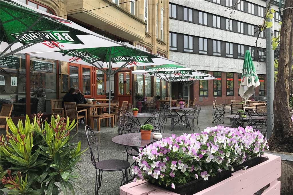Außengastronomie im Pech: Wie Restaurants und Gäste dem Dauerregen trotzen Nur große Sonnenschirme schützen im "1910" vor dem vielen Regen.
