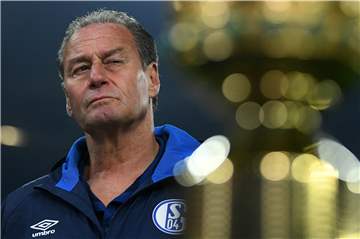 Nur gucken, nicht anfassen: Für Huub Stevens, der hier vor dem Spiel gegen Bremen den DFB-Pokal ins Visier nimmt, geht es mit Schalke jetzt nur noch um den Klassenerhalt.