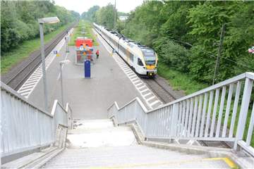 Nur im Bereich des Bahnhofs Capelle ist die Bahnstrecke zweigleisig. Auf den seit Jahren angekündigten Ausbau der Strecke warten die Menschen weiter.