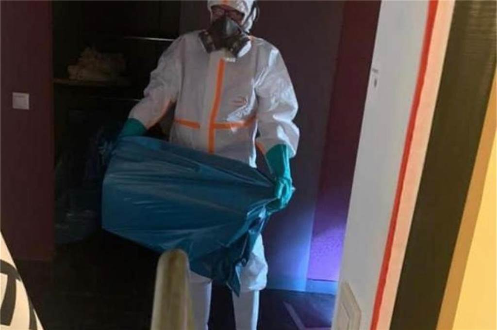 Tatortreiniger Balu (43) räumt extreme Messie-Wohnungen aus Nur in Schutzkleidung und mit Maske geht "Balu" in die Wohnungen. Alles könnte ein Infektionsherd sein.